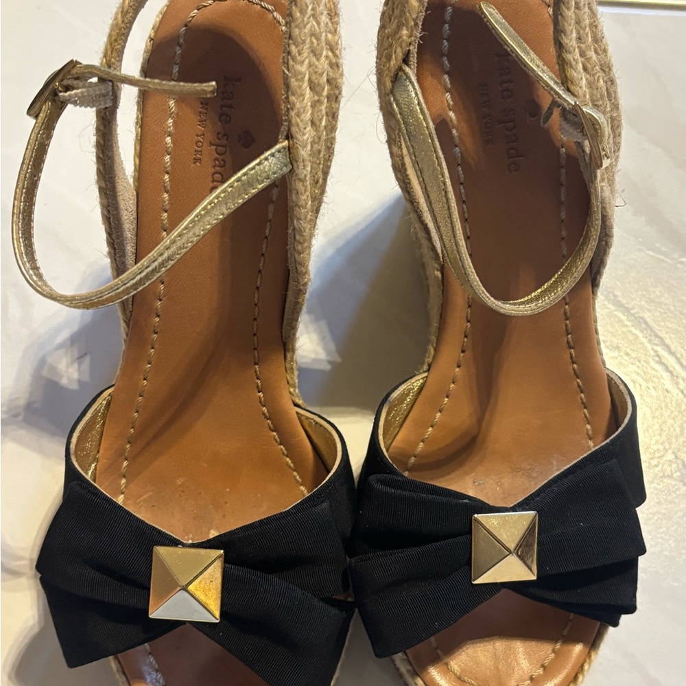 ♠️ Kate Spade Black and Gold Bow Sandals - EUC Size 8